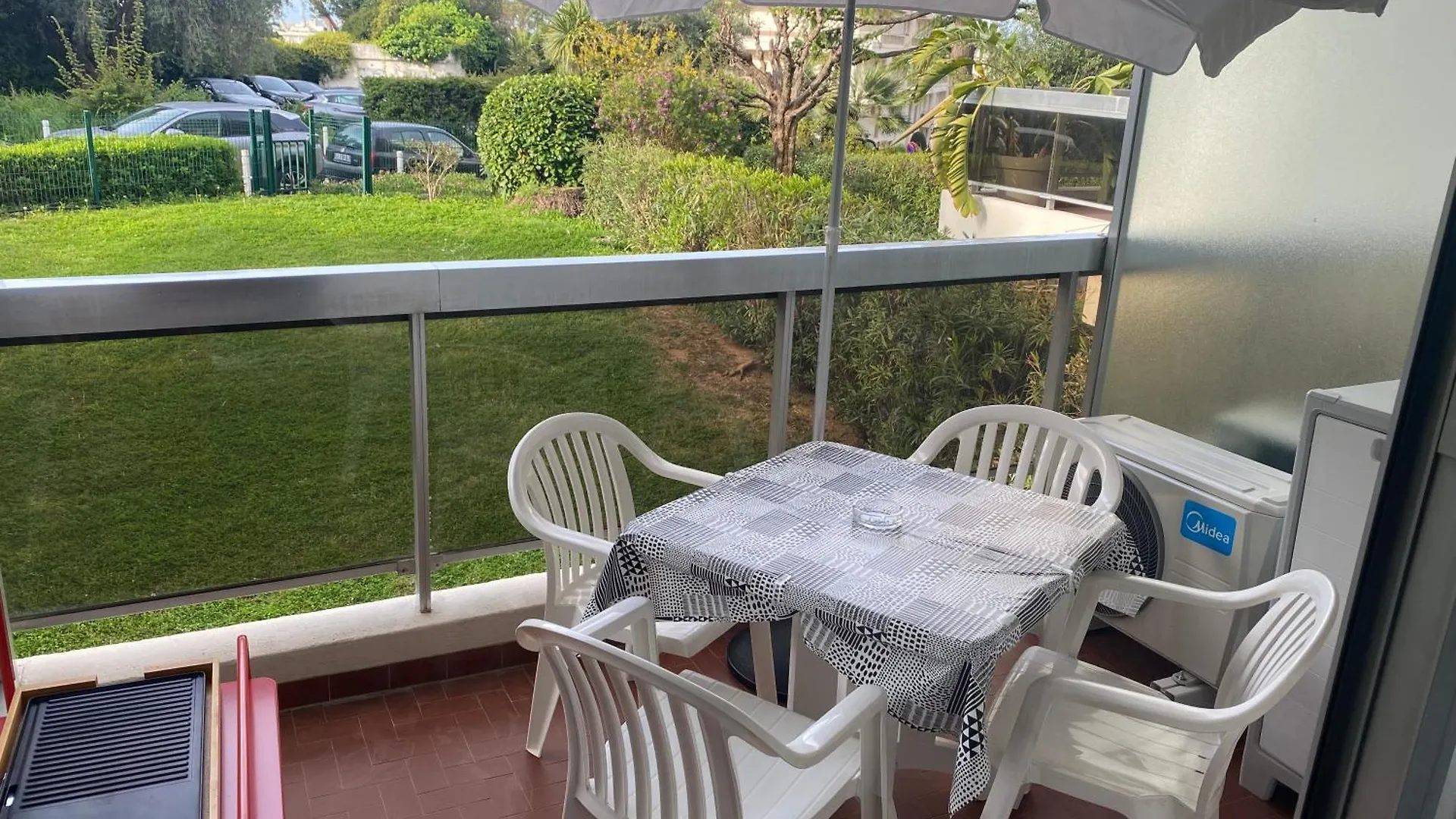 Logement En Residence Vacances Classe 2 Etoiles Au Bord De Mer 4 Couchages Avec Cabine Lit Superpose Et Au Salon Un Canape Convertible Et Piscine A 300 M Des Transports Communs,Gare Ferroviaire,Commerces Et Plages Antibes 0*,  Frankrike