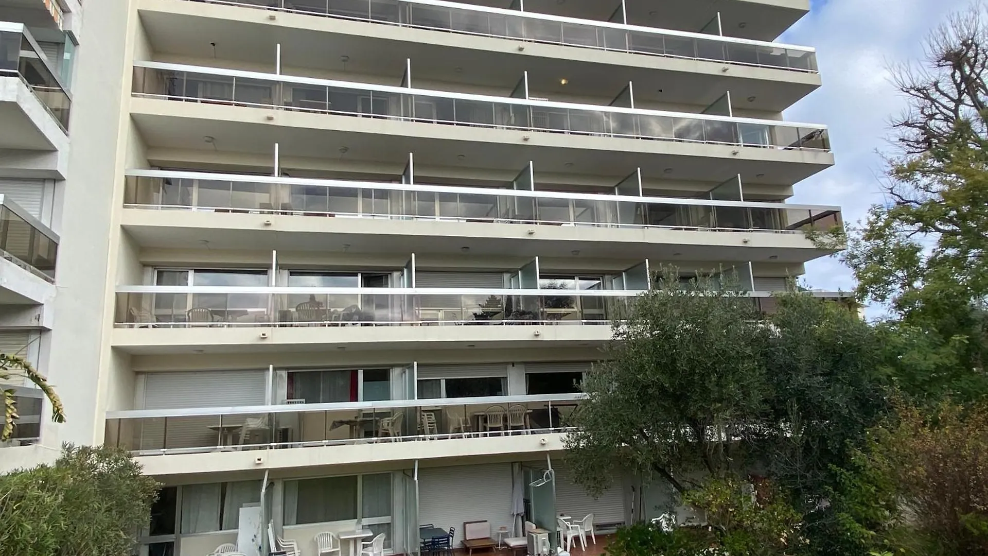 Logement En Residence Vacances Classe 2 Etoiles Au Bord De Mer 4 Couchages Avec Cabine Lit Superpose Et Au Salon Un Canape Convertible Et Piscine A 300 M Des Transports Communs,Gare Ferroviaire,Commerces Et Plages Antibes Lägenhet