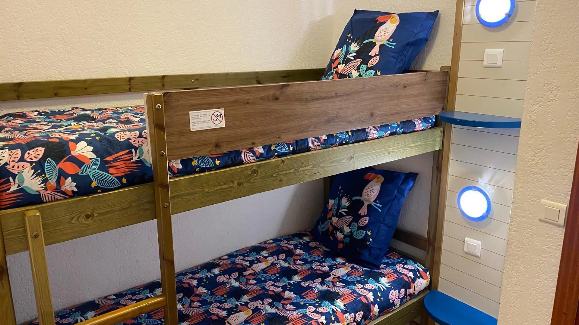 Lägenhet Logement En Residence Vacances Classe 2 Etoiles Au Bord De Mer 4 Couchages Avec Cabine Lit Superpose Et Au Salon Un Canape Convertible Et Piscine A 300 M Des Transports Communs,Gare Ferroviaire,Commerces Et Plages Antibes Frankrike